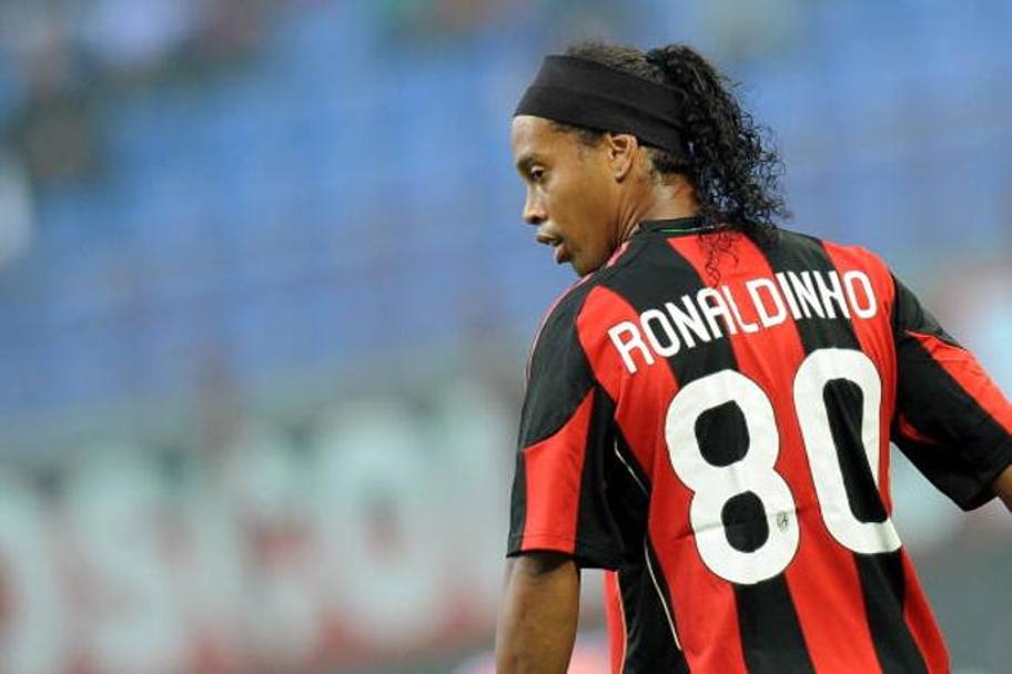 Al suo arrivo al Milan Ronaldinho non pot scegliere il numero 10, saldamente sulle spalle di Seedorf. Il brasiliano opt perci per l&#39;80, che richiamava il suo anno di nascita